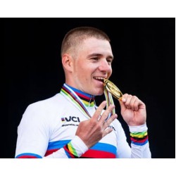 Evenepoel domine la concurrence et décroche un quatrième titre consécutif Evenepoel domine la concurrence et décroche un quatrième titre consécutif